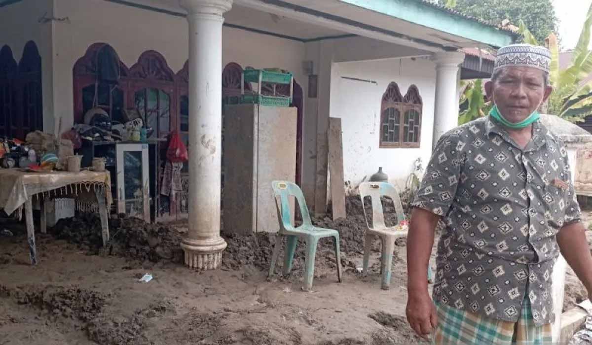 Tangis Korban Banjir Pidie Jaya, Terjebak Lumpur Setinggi Dada, Menanti Sekop Dan Cangkul!​