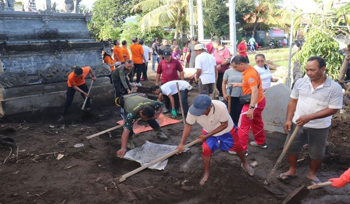 Aksi Cepat! Pemkab Buleleng Kerahkan Warga Bersihkan Sisa Material Banjir Bandang